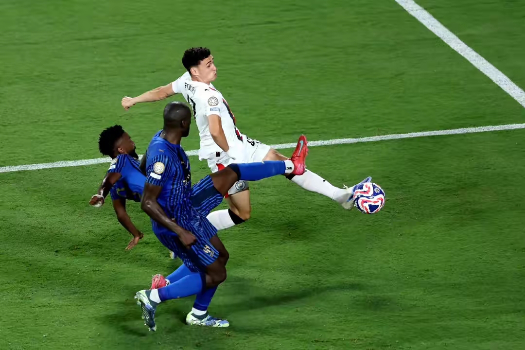 塞维利亚完胜曼联，本泽马统治全场