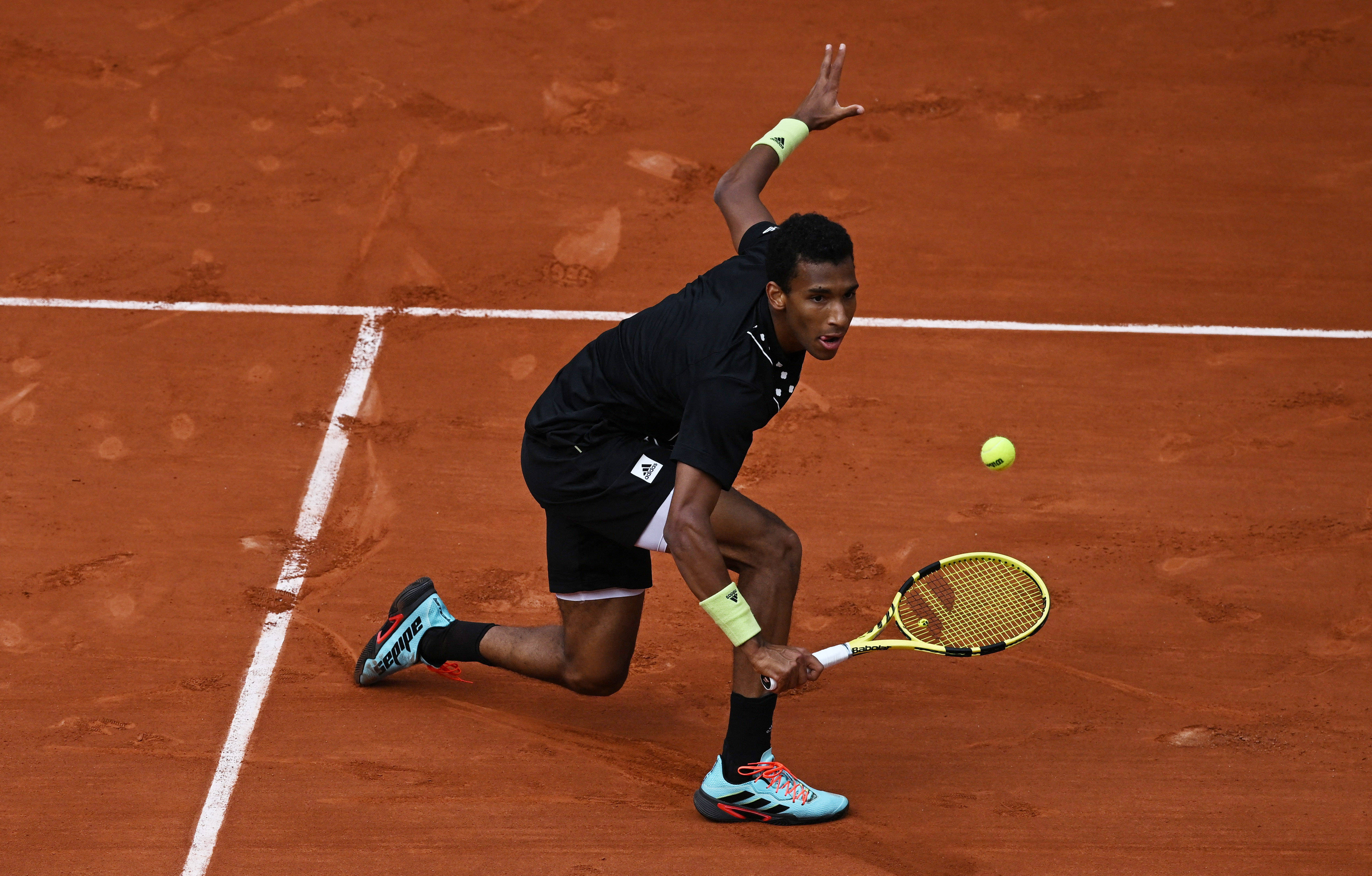 法国网球队鏖战西班牙网球队，纳达尔制霸全场