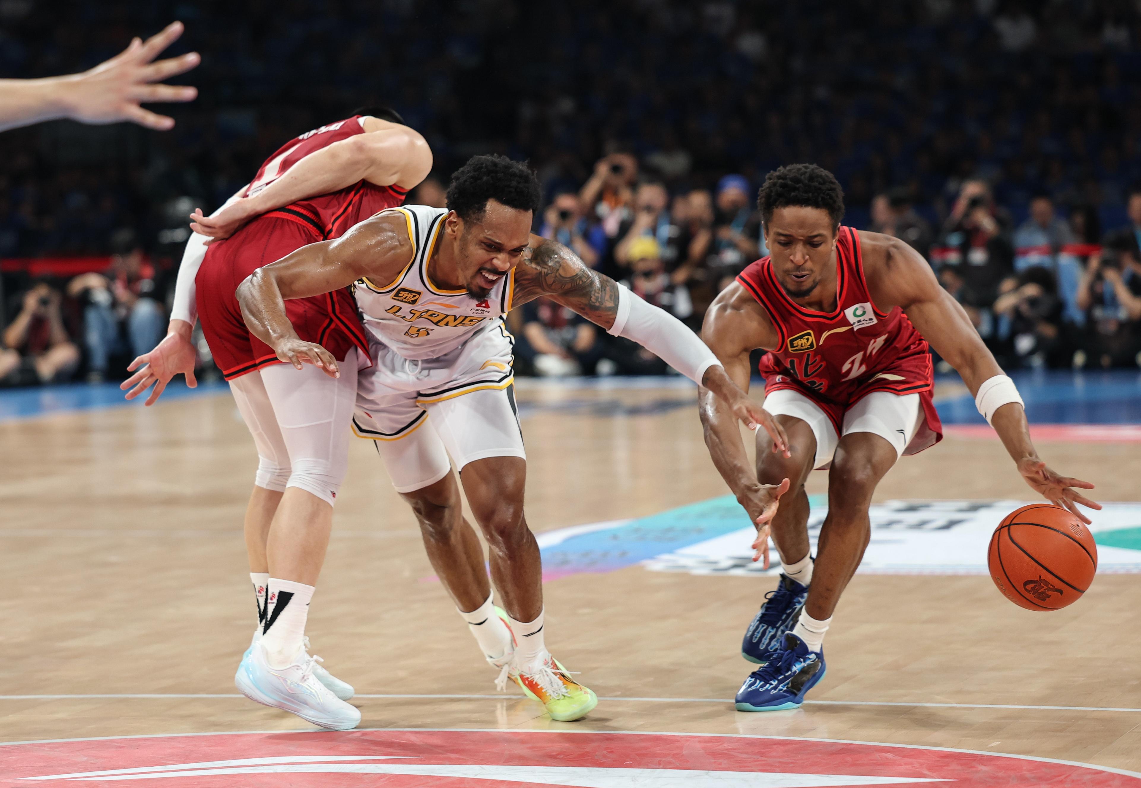 开云体育下载-爵士力克开拓者，战绩异军突起受瞩目