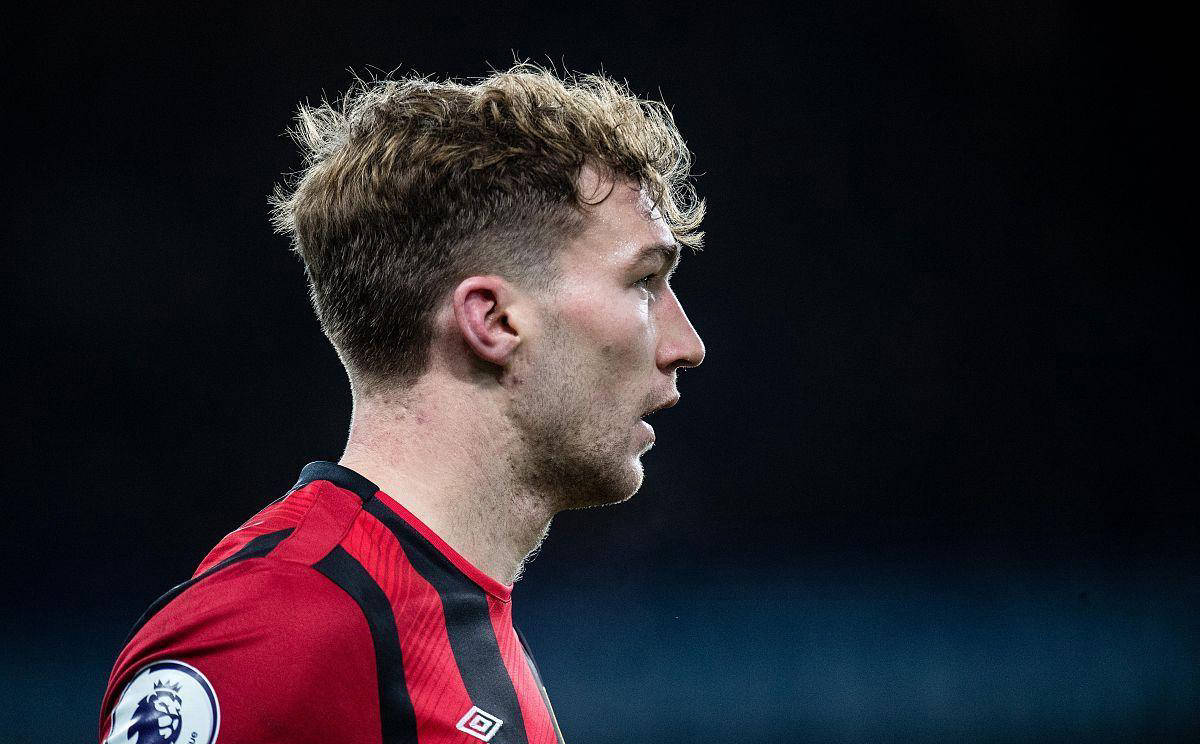 伯恩茅斯红牌败退，防线漏洞明显