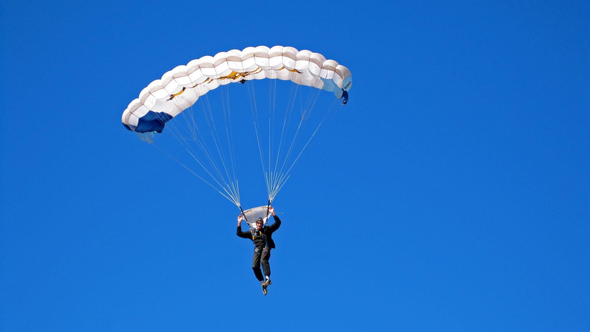 布伦森独舞夜，热浪加时焚广厦