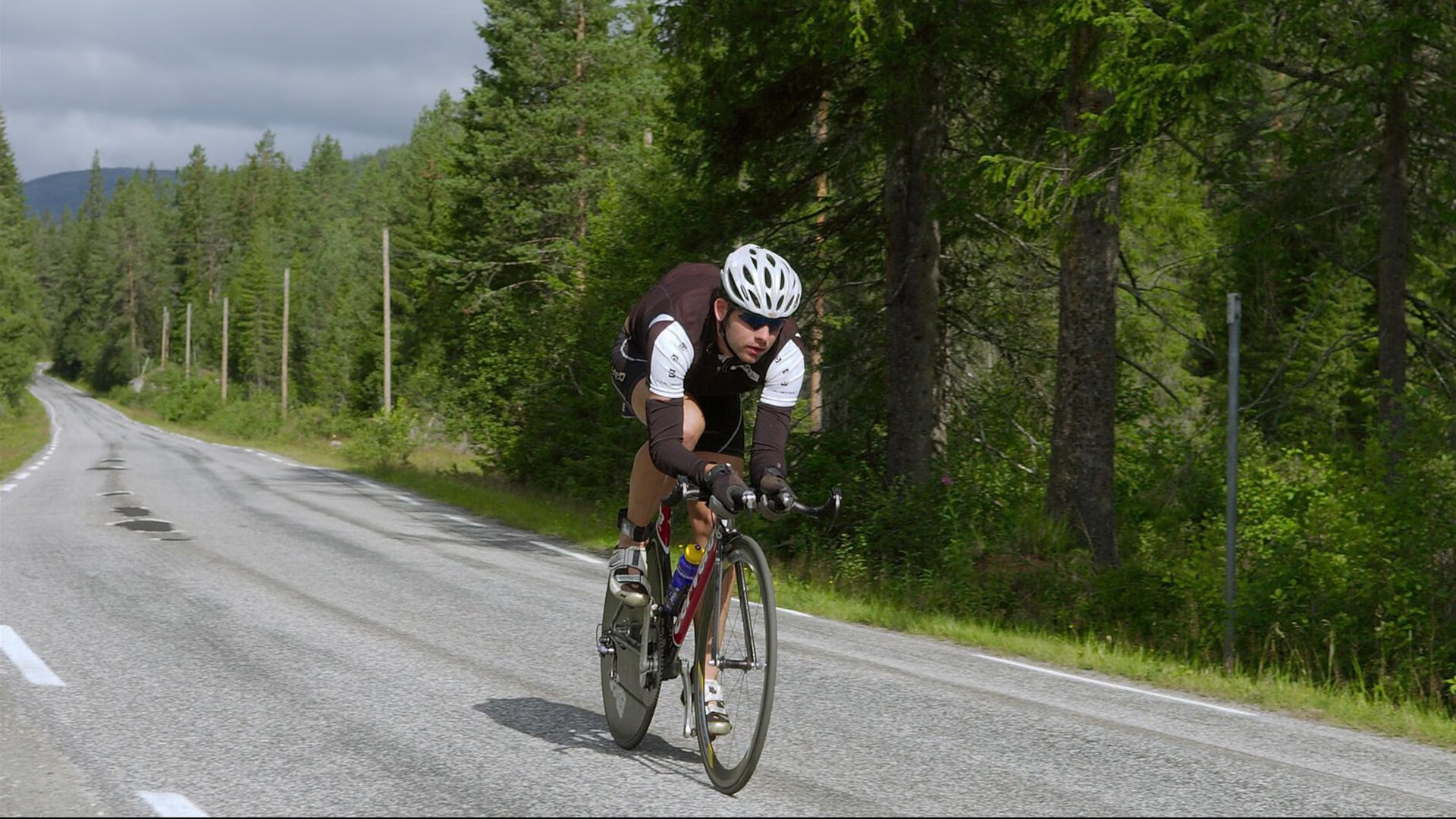 孤胆雄心,塞恩斯独擎大旗,法拉利鏖战迈凯伦的红色誓言